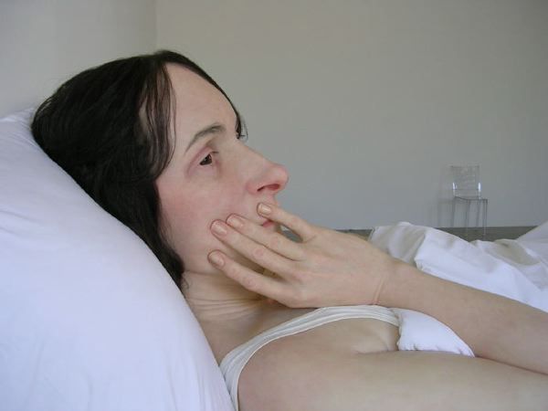 Ron_Mueck_In_bed_2005_2