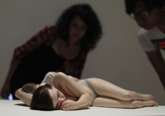 Ron_Mueck_spooning_couple2